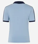 Blusa polo celeste de algodón con cuello y mangas cortas con ribete azul marino. Bordado "Seattle 78" en azul marino en el pecho.