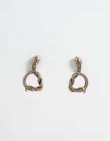 Par de aros colgantes cortos con forma de serpiente enredada de metal dorado con detalles de strass.