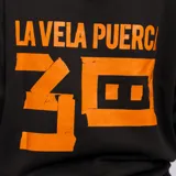Canguro negro con capucha, bolsillo delantero y estampado naranja con el logo de La Vela Puerca. Confeccionado en algodón orgánico.