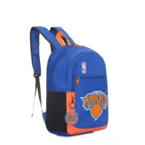 Mochila de nylon azul con detalles naranjas y bolsillo frontal. Presenta el logo de la NBA y el logo del equipo New York Knicks.