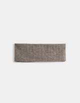 Vincha ancha de 9,5 cm de ancho, color gris topo, tejida con diseño acanalado.