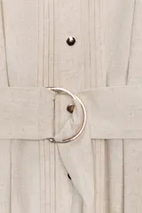 Vestido midi color crudo, estilo camisero, confeccionado en hilatura con 20% de lino. Tiene cuello solapa, manga corta, cinturón en el mismo tejido con hebilla metálica y cierre frontal con botones.