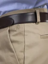 Pantalón color beige de calce comfort, confeccionado en tejido sateen con algodón y spandex.