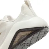 Championes Nike Bella 7 color negro con detalles en blanco, diseñados para entrenamiento, con capellada de malla elástica y transpirable, tecnología Air Zoom en el talón y suela de goma.