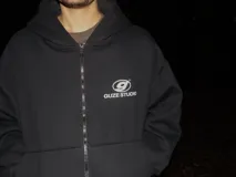 Hoodie negro con cierre, corte boxy y logo de la marca en el pecho.