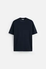 Camiseta azul marino de punto de algodón con textura acanalada, corte regular fit, cuello redondo y manga corta con terminaciones en rib.
