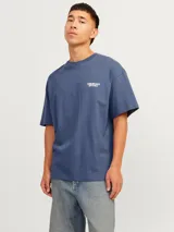Camiseta azul de manga corta y cuello redondo con logo "Originals Studio" estampado en el pecho.