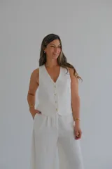 Chaleco blanco de lino con escote en V y botones frontales.