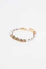 Pulsera dorada de doble cadena, una con perlas y otra con letras negras que forman la marca Bimba y Lola.