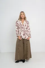 Blazer de corte clásico con estampado de vaca en tonos marrón y blanco.