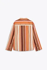 Camisa de manga larga con cuello solapa y cierre frontal con botones. Diseño a rayas verticales en tonos naranja, marrón, rosa y blanco.