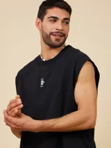 Musculosa negra de algodón con logo bordado en el pecho.