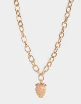 Collar corto dorado con cadena de eslabones gruesos y dije de frutilla rosa con detalles dorados.