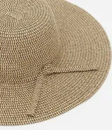 Sombrero de playa de paja color beige, con ala ancha y cinta decorativa alrededor de la cabeza.