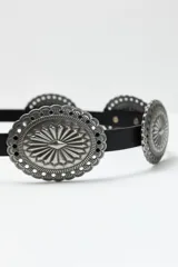Cinturón negro de cuero sintético con apliques metálicos plateados de estilo western.