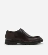 Zapato de vestir marrón oscuro con cordones, puntera redondeada y suela de goma.