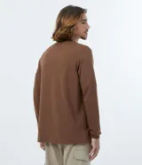 Remera marrón de manga larga con cuello redondo y puños ajustados.