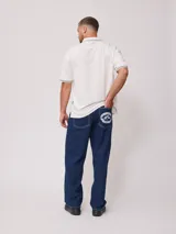 Remera polo negra de corte regular, con cuello y mangas con rayas en contraste blancas y logo bordado en el pecho.