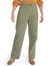 Pantalón de jeans verde militar, estilo cargo, de tiro alto, con bolsillos laterales y detalles de patchwork en dos tonalidades.