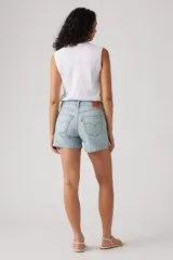 Short de jean celeste con tiro alto, corte a la rodilla y ruedo desflecado.