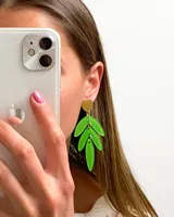 Caravanas de acrílico en forma de hojas en tonos verdes, con detalles dorados.