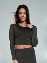 Buzo crop top dorado con textura acanalada y mangas largas.