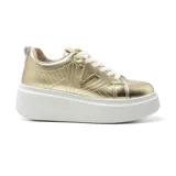 Championes dorados con plataforma blanca, cordones blancos y logo de la marca en el lateral.