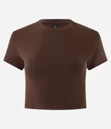 Blusa cropped color marrón, de manga corta y cuello redondo. Confeccionada en algodón con elastano.