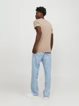 Remera de manga corta color beige, con cuello redondo y corte slim fit.