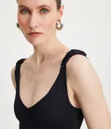 Body negro de media malla con escote en V y breteles medianos con elástico.