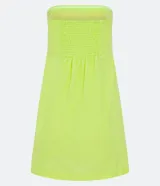 Vestido corto sin breteles color verde lima, confeccionado en lino y algodón. Presenta bolsillos laterales y bordado frontal de una palmera y conchas marinas.