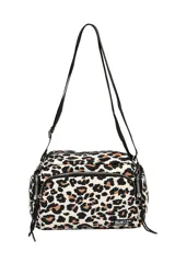 Bandolera con estampado animal print de leopardo en tonos beige, marrón y negro. Tiene correa larga regulable negra, cierre superior y bolsillos frontales con cierre.