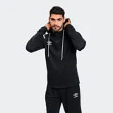 Campera deportiva negra con capucha, cierre frontal completo, bolsillos laterales y logo de Umbro en el pecho. Presenta detalles en blanco en hombros y mangas.