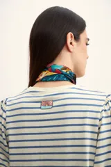 Remera de manga corta con cuello redondo y estampado de rayas horizontales blancas y negras. Mangas abullonadas con puño blanco.