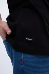Remera negra de algodón, de corte recto y manga corta.