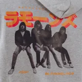 Canguro gris con capucha y cordones ajustables, bolsillo tipo canguro y estampado con texto en japonés en el pecho.