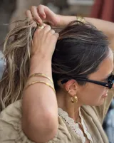 Aro earcuff plateado y dorado con diseño texturizado que simula lava.