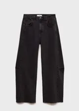 Pantalón de jean negro de corte wide leg, tiro bajo y bajo deshilachado. Cuenta con cierre de cremallera y botón, trabillas, cinco bolsillos y costuras decorativas.