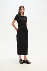 Vestido midi azul de viscosa, corte al cuerpo, manga corta y cuello redondo, con nudo lateral.