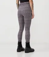 Pantalón legging de media malla con estampado de cuadrillé, cintura media y elástico.