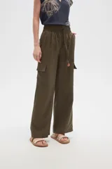Pantalón cargo color beige de viscosa, tiro alto, corte recto y bolsillos laterales.