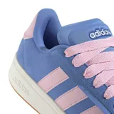 Championes urbanos Adidas Grand Court Alpha, color azul con detalles en rosa y suela blanca.