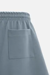Bermuda negra relaxed fit confeccionada en tejido interlock de algodón con elasticidad. Cintura elástica ajustable con cordón. Bolsillos laterales y detalle de bolsillo trasero de plastrón.