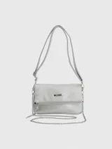 Cartera cruzada Hush Puppies de ecocuero metalizado color plateado, con compartimento principal con cierre y solapa con broche, bolsillo interior con cierre y correa ajustable y desmontable de cadena.