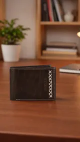 Billetera de cuero marrón oscuro con costuras artesanales blancas en el exterior. El interior cuenta con compartimentos para billetes, visor y tarjeteros.