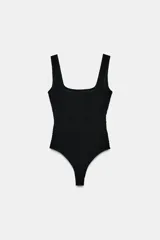 Body marrón de tejido de punto acanalado, con escote cuadrado y tirantes anchos.