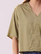 Blusa color marrón claro de lyocell, marca Cyrus, con escote en V y mangas cortas.
