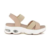 Sandalia de plataforma color beige con tiras cruzadas de elástico y ajuste con hebilla en el tobillo.