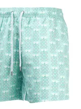 Short de baño celeste con estampado de ballenas en azul y gris. Tiene cintura elástica con cordón ajustable y bolsillos laterales.