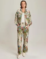 Chaqueta tejida en jacquard rojo Noelle Rose con estampado floral, cuello clásico, cierre frontal con botones, dos bolsillos de parche en el pecho y mangas largas con puños abotonados.